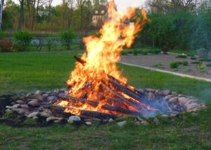 ADROME Caritativer Suchthilfeverein e.V. - WOHNHEIM Sonnenweg - Freizeit - Lagerfeuer