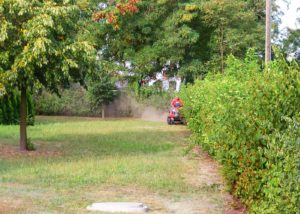 ADROME Caritativer Suchthilfeverein e.V. - WOHNHEIM Sonnenweg - Gartenbereich - Rasenmäher