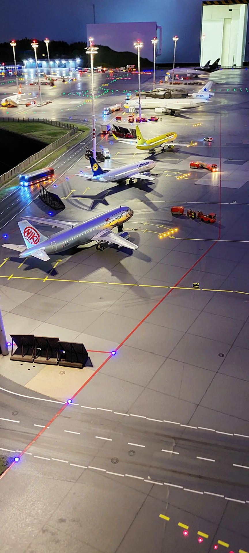 ADROME Caritativer Suchthilfeverein e.V. - NEUIGKEITEN - Ausflug mit dem Wohnheim „Sonnenweg“ ­nach Hamburg - Miniaturwunderland, Miniatur, Nacht, Lichter, Flughafen, Flugzeug