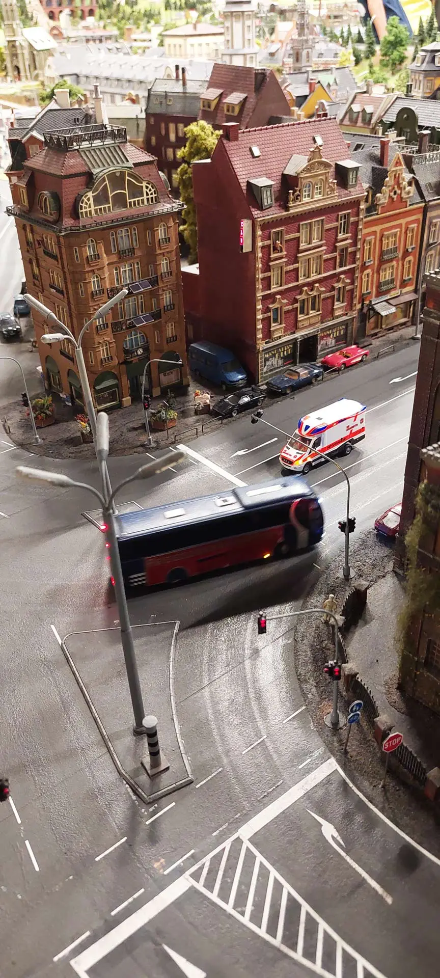 ADROME Caritativer Suchthilfeverein e.V. - NEUIGKEITEN - Ausflug mit dem Wohnheim „Sonnenweg“ ­nach Hamburg - Miniaturwunderland, Miniatur, Bus, Kreuzung, Fahrzeuge