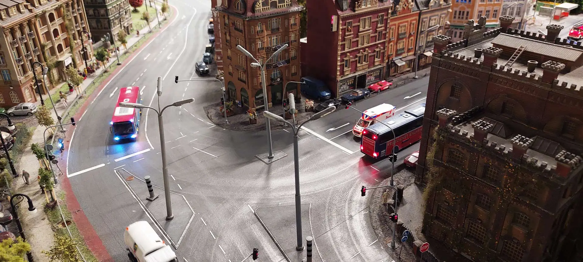 ADROME Caritativer Suchthilfeverein e.V. - NEUIGKEITEN - Ausflug mit dem Wohnheim „Sonnenweg“ ­nach Hamburg - Miniaturwunderland, Miniatur, Bus, Kreuzung, Auto