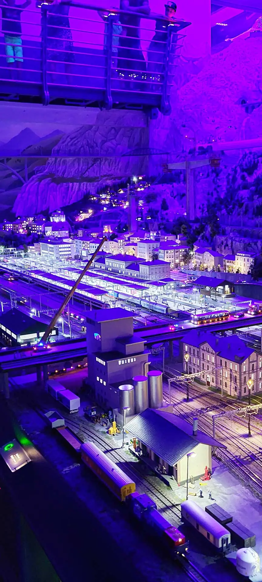 ADROME Caritativer Suchthilfeverein e.V. - NEUIGKEITEN - Ausflug mit dem Wohnheim „Sonnenweg“ ­nach Hamburg - Miniaturwunderland, Miniatur, Nachtleben, Lichter