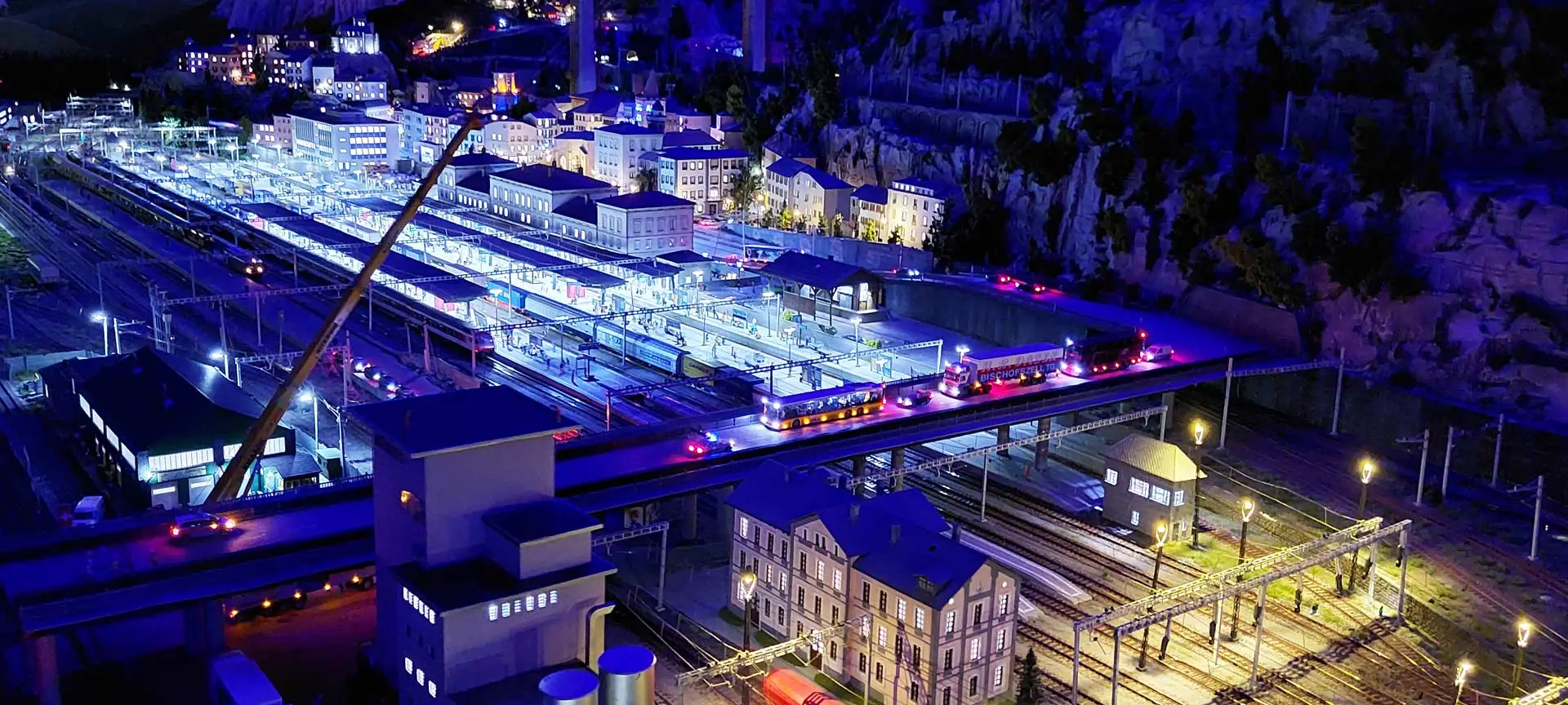 ADROME Caritativer Suchthilfeverein e.V. - NEUIGKEITEN - Ausflug mit dem Wohnheim „Sonnenweg“ ­nach Hamburg - Miniaturwunderland, Miniatur, Nachtleben, Lichter, Brücke