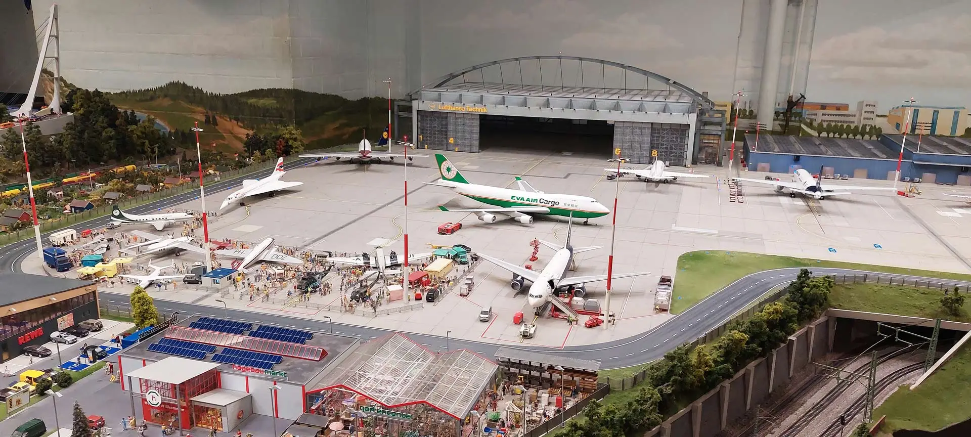 ADROME Caritativer Suchthilfeverein e.V. - NEUIGKEITEN - Ausflug mit dem Wohnheim „Sonnenweg“ ­nach Hamburg - Miniaturwunderland, Miniatur, Flughafen, Flugzeug