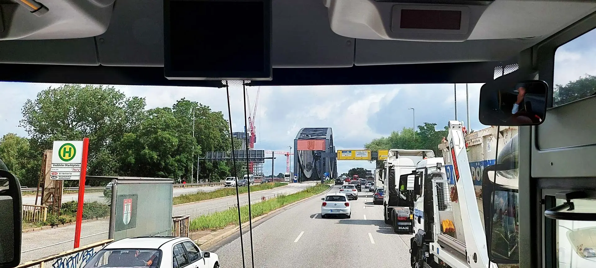 ADROME Caritativer Suchthilfeverein e.V. - NEUIGKEITEN - Ausflug mit dem Wohnheim „Sonnenweg“ ­nach Hamburg - Autobahn, Busfahrt