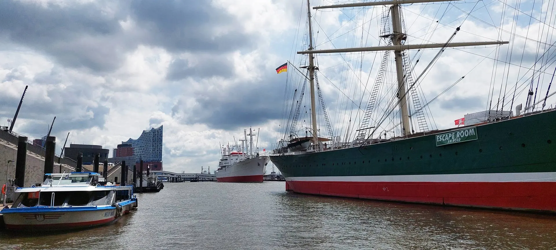 ADROME Caritativer Suchthilfeverein e.V. - NEUIGKEITEN - Ausflug mit dem Wohnheim „Sonnenweg“ ­nach Hamburg - Segelschiff, Boote, Anlegestelle, Hafen, Wasser