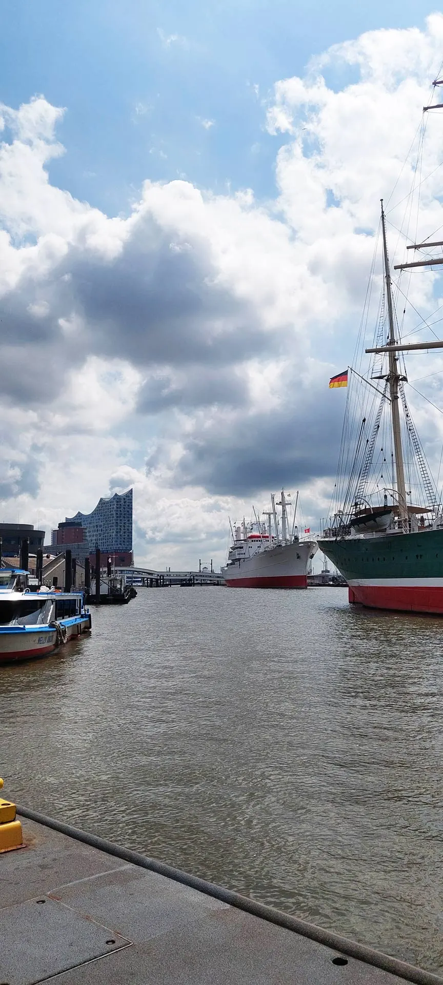 ADROME Caritativer Suchthilfeverein e.V. - NEUIGKEITEN - Ausflug mit dem Wohnheim „Sonnenweg“ ­nach Hamburg - Tagesfahrt, Segelschiff, Boote, Anlegestelle, Hafen, Wasser